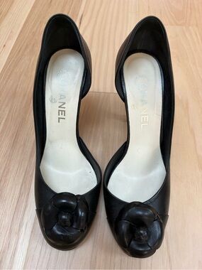 CHANEL Black Leather Camellia Pump 39